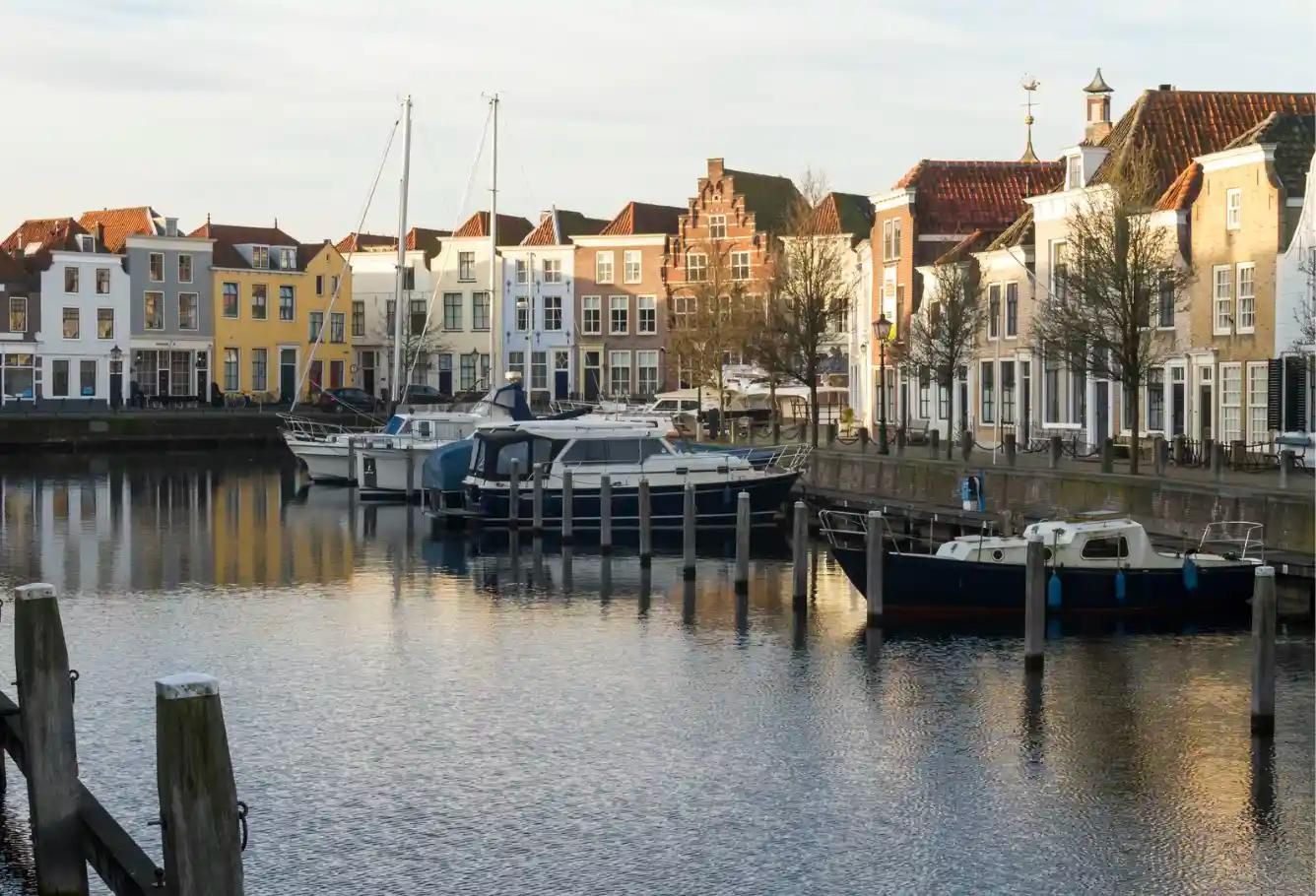 Aanzicht in Zeeland met bootjes in de haven