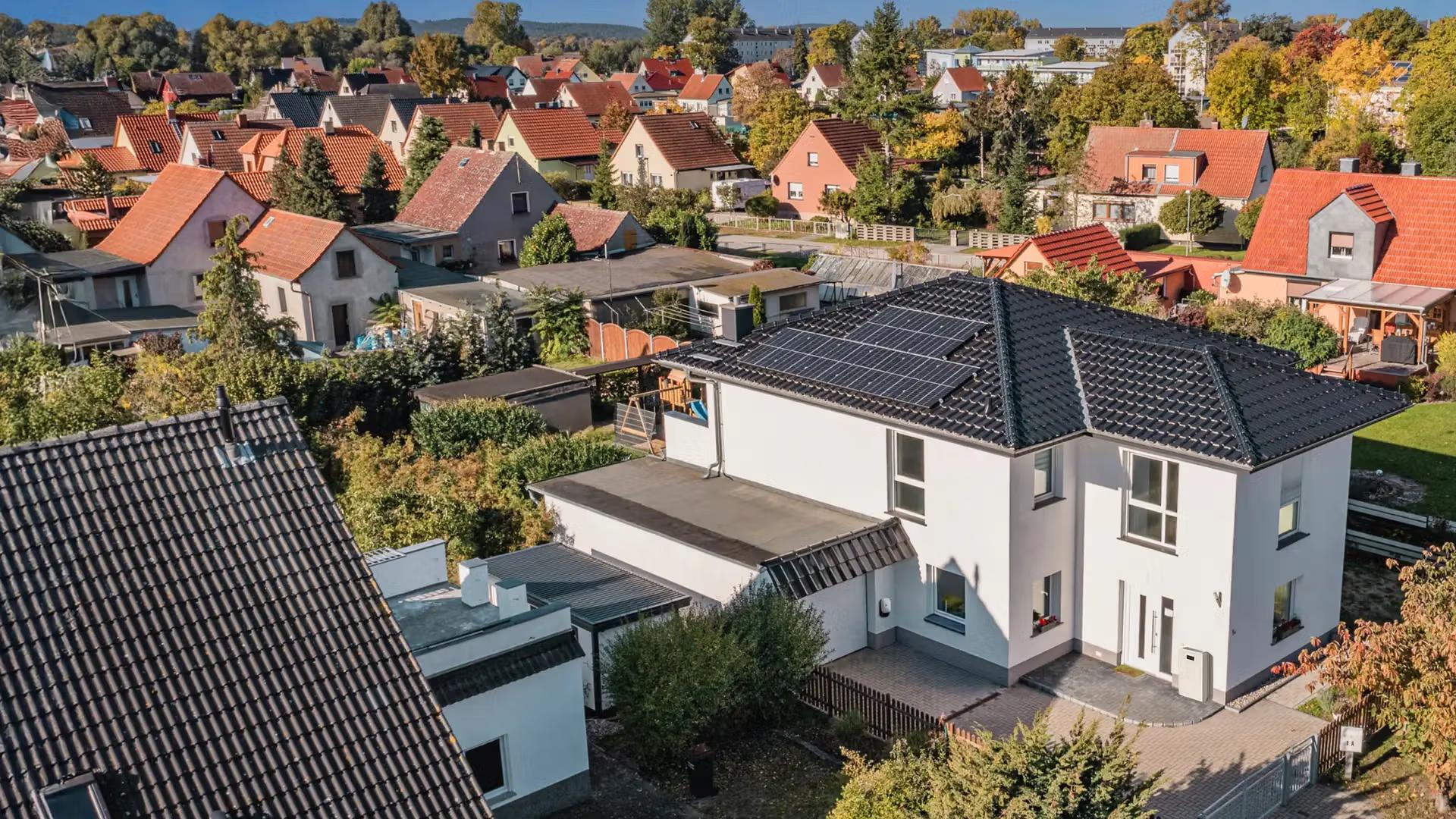 Haus mit Solaranlage in einer ruhigen Nachbarschaft