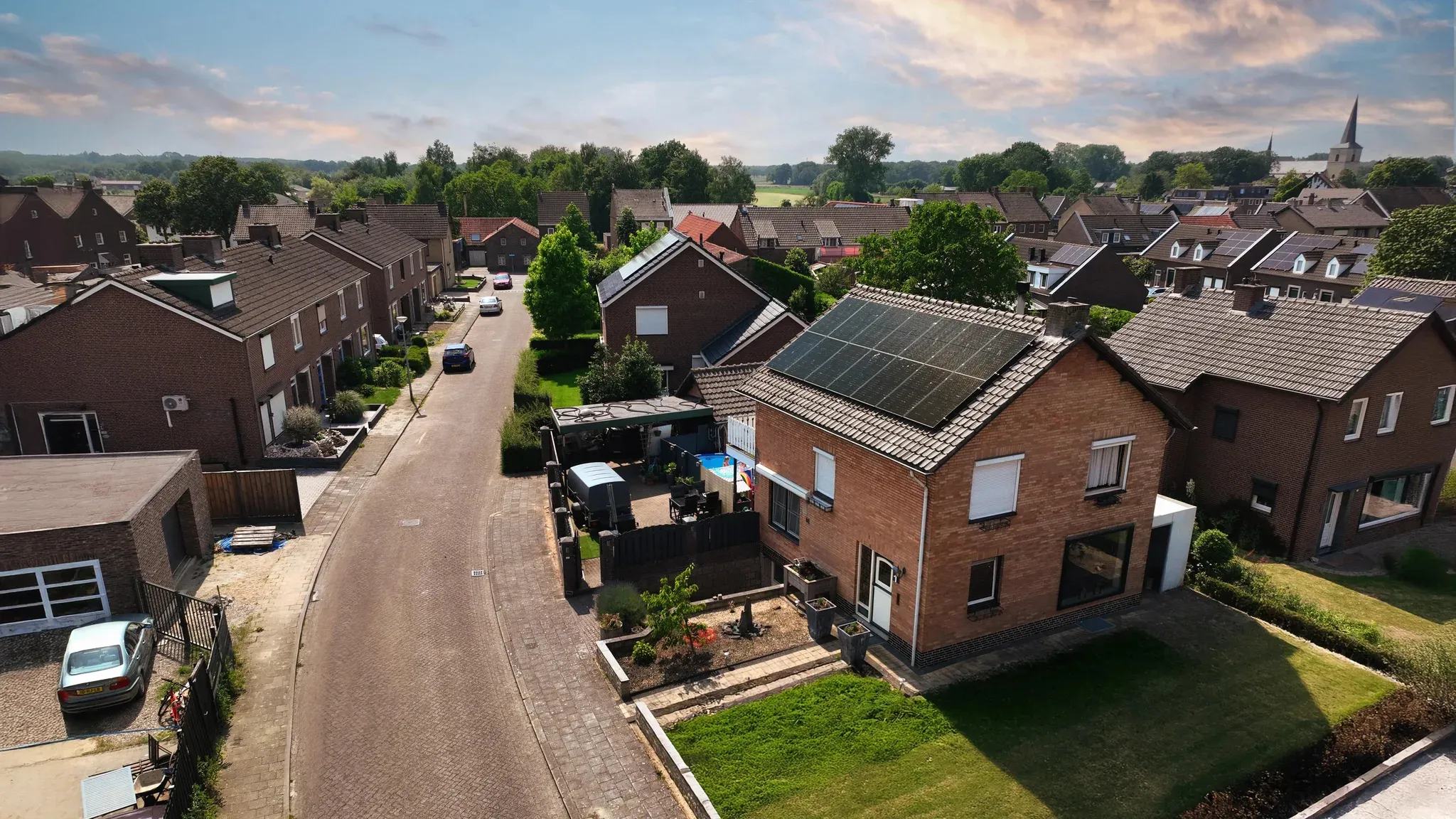Zonnepanelen op het dak van een modern wit huis