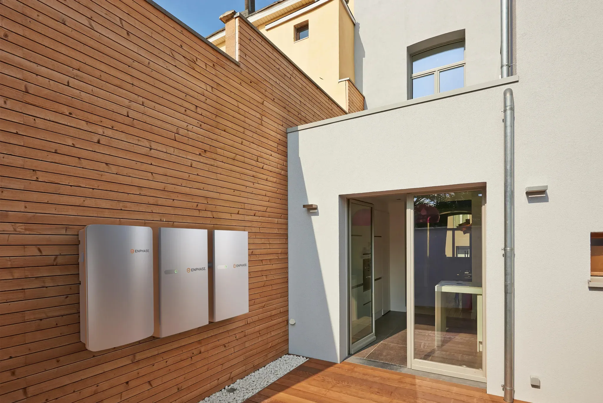 Batterijen en een gateway gemonteerd aan een houten wand