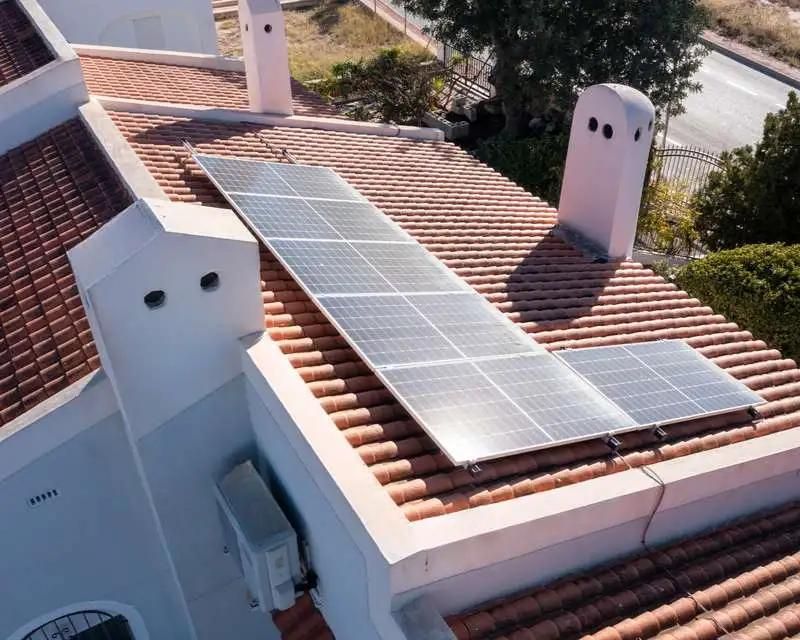 Hoe werken zonnepanelen? En hoe wordt de opbrengst van een zonnepaneel berekend?